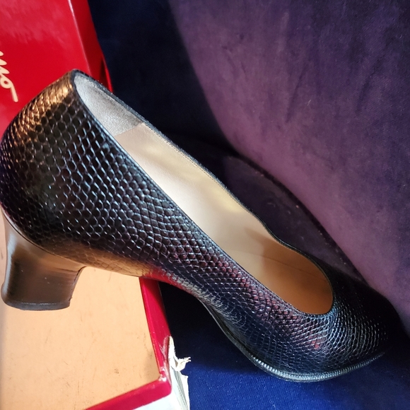 Salvatore Farragamos Black Pumps - Picture 2 of 8